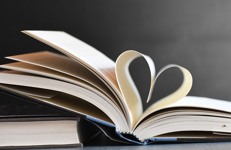 読書中の姿勢を整体で改善！姿勢のプロが教える正しい座り方｜東大阪の姿勢矯正院スタイルケア